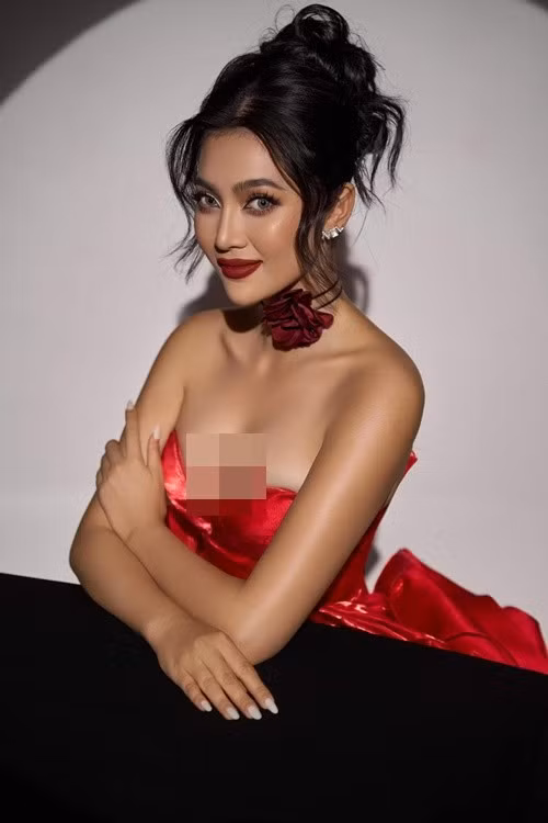 Nàng hậu chuộng trang phục gợi cảm, lối trang điểm đậm. Ảnh: FB Thu Uyên.