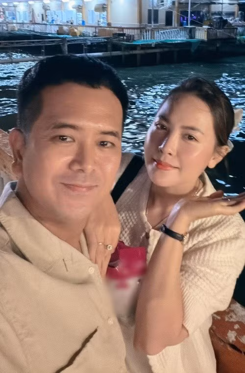 Bên cạnh khoảnh khắc mừng tuổi mới, Hùng Thuận còn chia sẻ thêm hình ảnh hai vợ chồng du xuân đầu năm: cùng ngồi thuyền dạo sông, ghé quán cà phê, đón Tết bên mai vàng.