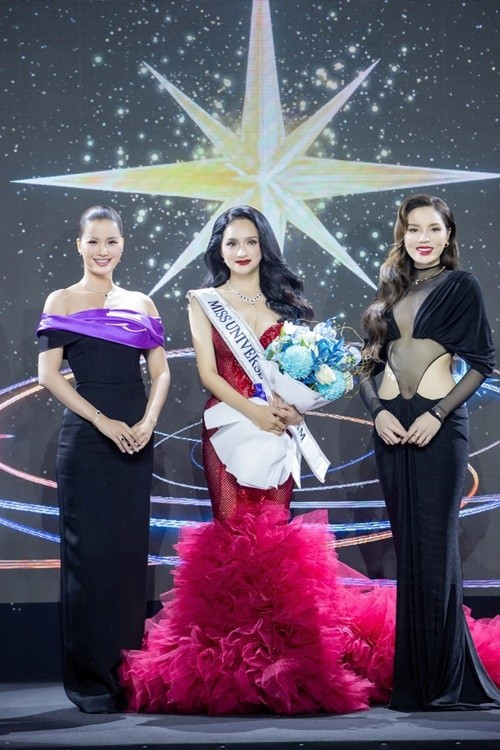 View - Hương Giang được fan vây kín ở sân bay khi đi thi Miss Universe 2025 | Báo Tri thức và Cuộc sống - TIN TỨC PHỔ BIẾN KIẾN THỨC 24H