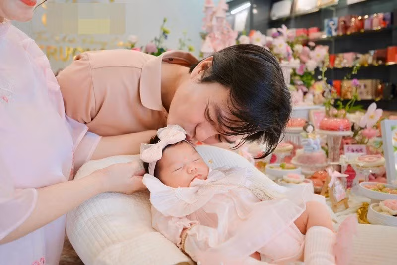 Khoảnh khắc "ông bố bỉm sữa" nâng niu con gái đang ngủ say gây chú ý.