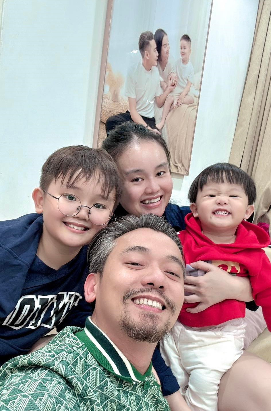 Việt Bắc kết hôn năm 2017. Nam diễn viên từng chia sẻ anh yêu vợ ngay từ cái nhìn đầu tiên. Hiện vợ chồng anh có hai con chung và cuộc sống gia đình khá kín tiếng. Ảnh: FB Việt Bắc.