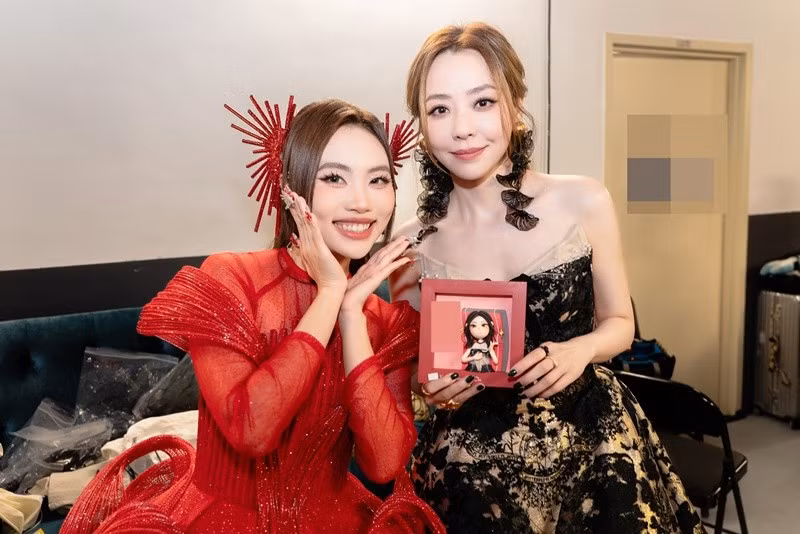 Ngoài có tình bạn thân thiết với Miyuna, Phương Mỹ Chi còn được lòng các giám khảo như Tô Hữu Bằng, Trương Lương Dĩnh (trong ảnh). Ảnh: FB Phương Mỹ Chi.