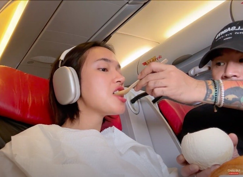 Binz chiều chuộng Châu Bùi. Nam rapper chăm sóc bạn gái khi đi máy bay, dọn dẹp quần áo, giặt vết bẩn trên áo Châu Bùi. Ảnh: Đời Sống Pháp Luật.