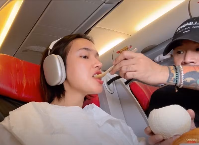 Binz chiều chuộng Châu Bùi. Nam rapper chăm sóc bạn gái khi đi máy bay, dọn dẹp quần áo, giặt vết bẩn trên áo Châu Bùi. Ảnh: Đời Sống Pháp Luật.