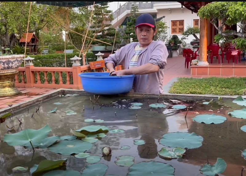 Khi rảnh rỗi, nam diễn viên hài làm công việc tay chân ở nhà thờ Tổ nghiệp. Ảnh: Youtube Hoài Linh.