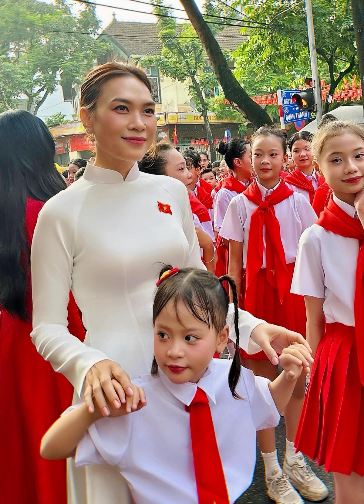 Phía nữ ca sĩ đăng tải loạt ảnh "họa mi tóc nâu" bên các em nhỏ trong lễ diễu binh, diễu hành. Ảnh: FB Mỹ Tâm.