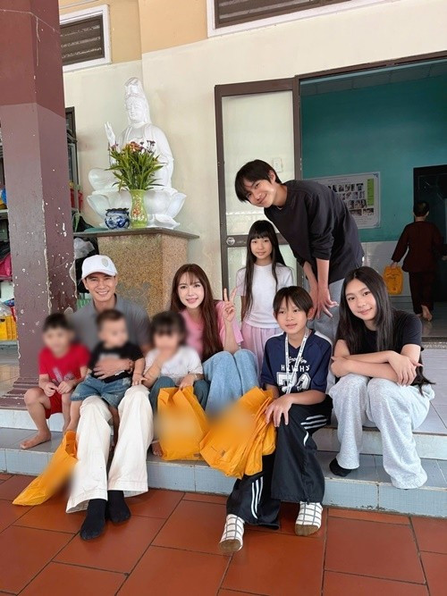 Dịp cận Tết, gia đình Lý Hải – Minh Hà ghé thăm 54 trẻ em mồ côi tại Mái Ấm An Lạc (chùa Pháp Tánh), trao tặng quần áo Tết. Ảnh: FB Lý Hải – Minh Hà.