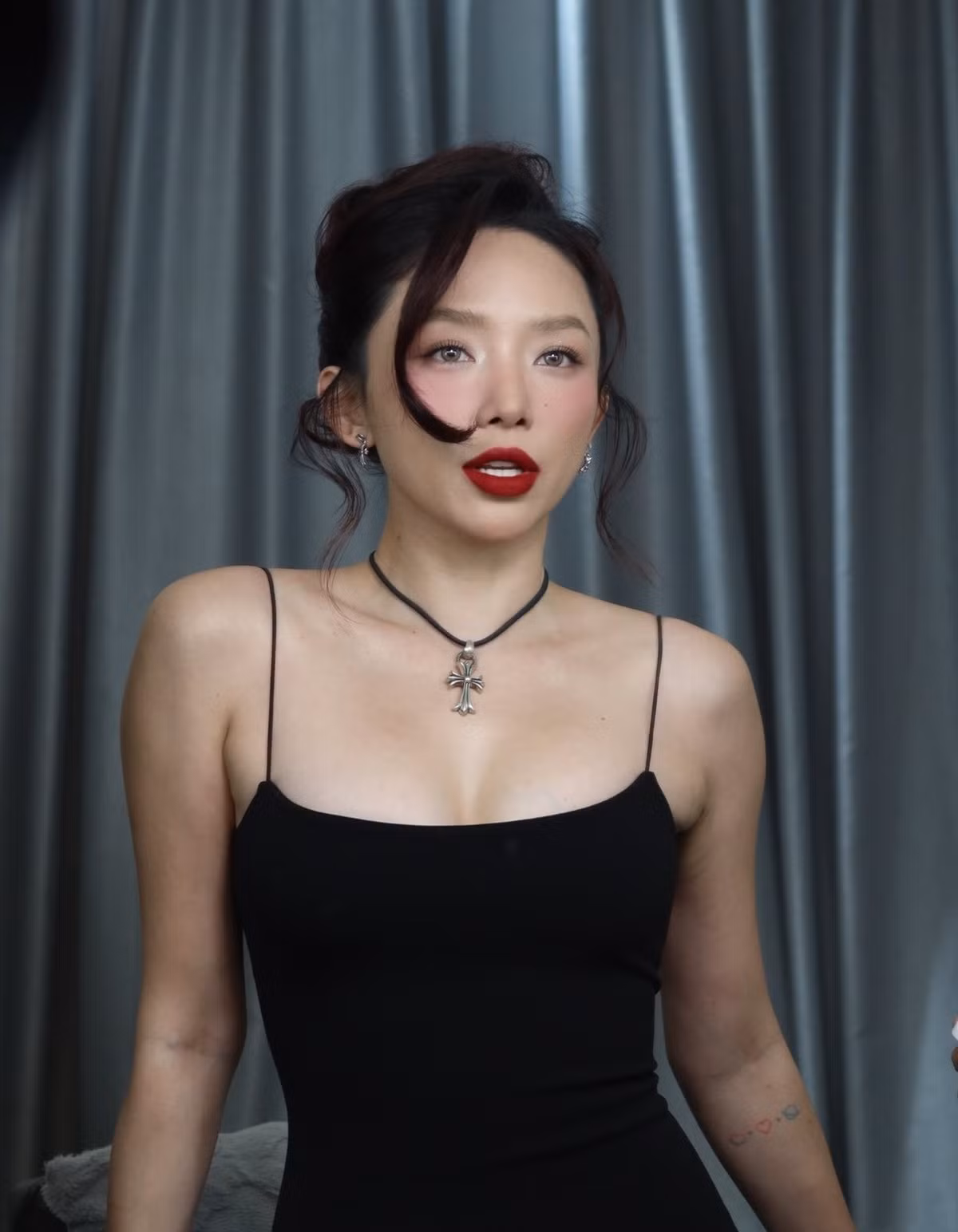 Không lâu sau khi Tóc Tiên xác nhận ly hôn, loạt ảnh nữ ca sĩ gặp Touliver trước một ngôi nhà ở TP HCM được lan truyền. Phía nữ ca sĩ lên tiếng cho biết cả hai vẫn cư xử bình thường để giải quyết các vấn đề liên quan, đồng thời mong nhận được sự tôn trọng riêng tư. Ảnh: FB Tóc Tiên.