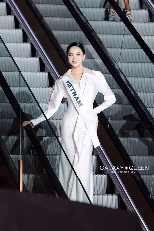 Từ Thái Lan, Hương Giang kêu gọi khán giả tải ứng dụng để bình chọn cho cô ở đấu trường nhan sắc quốc tế. Ảnh: Galaxy Queen.