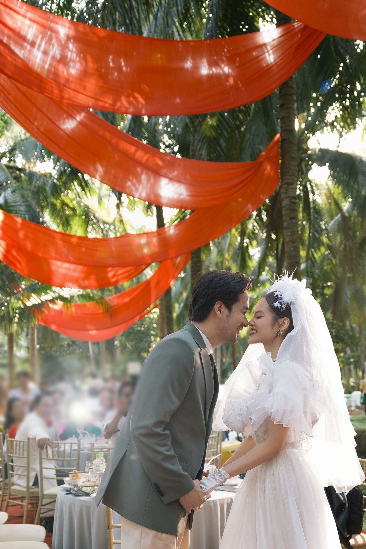 Đoàn Minh Tài viết trên trang cá nhân: "Con thuyền nhỏ trôi giữa miền ký ức, anh chở em đi qua một đời bình yên. Từ hôm nay, mọi ngả nước đều là chung một hướng". Ảnh: FB Đoàn Minh Tài.