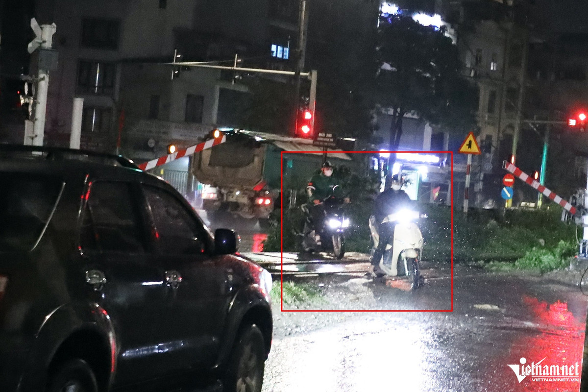 Vào 22h30, tại nút giao giữa đường sắt và ngõ 298 Ngọc Hồi, dù được trang bị hệ thống cảnh báo, gác chắn tự động, nhưng nhiều người vẫn “phớt lờ”, bất chấp nguy hiểm để vượt qua.