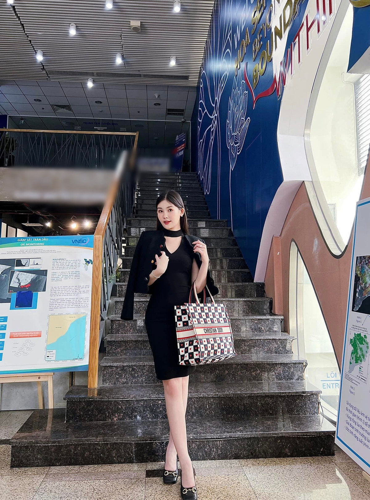 Trong cuộc phỏng vấn với Dân Việt, Ngân Anh cho biết, cô vui khi có nhiều học sinh nhận ra mình. “Họ quay chụp vì yêu mến mình và điều đó không có gì xấu cả”, nàng hậu chia sẻ.