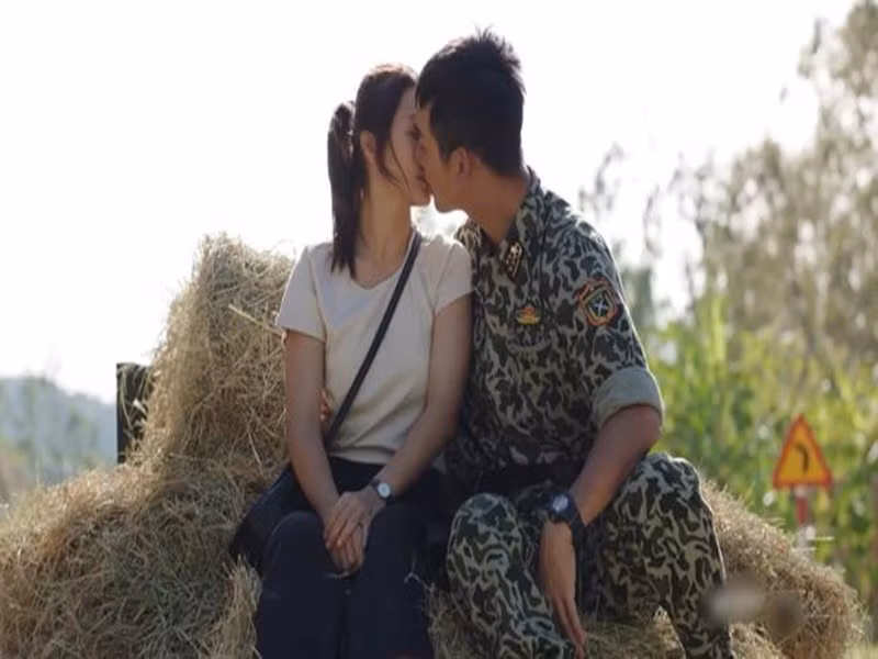 Hoài Phương và Duy Kiên có nụ hôn trên xe rơm. Trong cuộc phỏng vấn với Khám Phá, Khả Ngân cho biết, cảnh quay kéo dài từ 3h sáng đến 12 giờ trưa. Ảnh: Khám Phá.