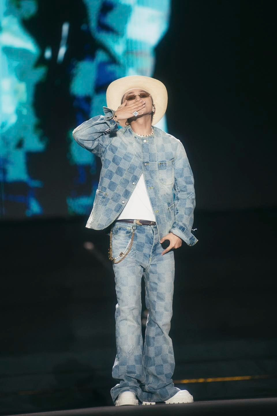 Sơn Tùng M-TP đoạt nhiều giải thưởng như Ca sĩ xuất sắc nhất Đông Nam Á tại MTV Europe Music Awards 2015, Ca sĩ của năm tại Cống hiến 2016, Nghệ sĩ Việt Nam đột phá nhất tại Mnet Asian Music Awards - MAMA 2017.