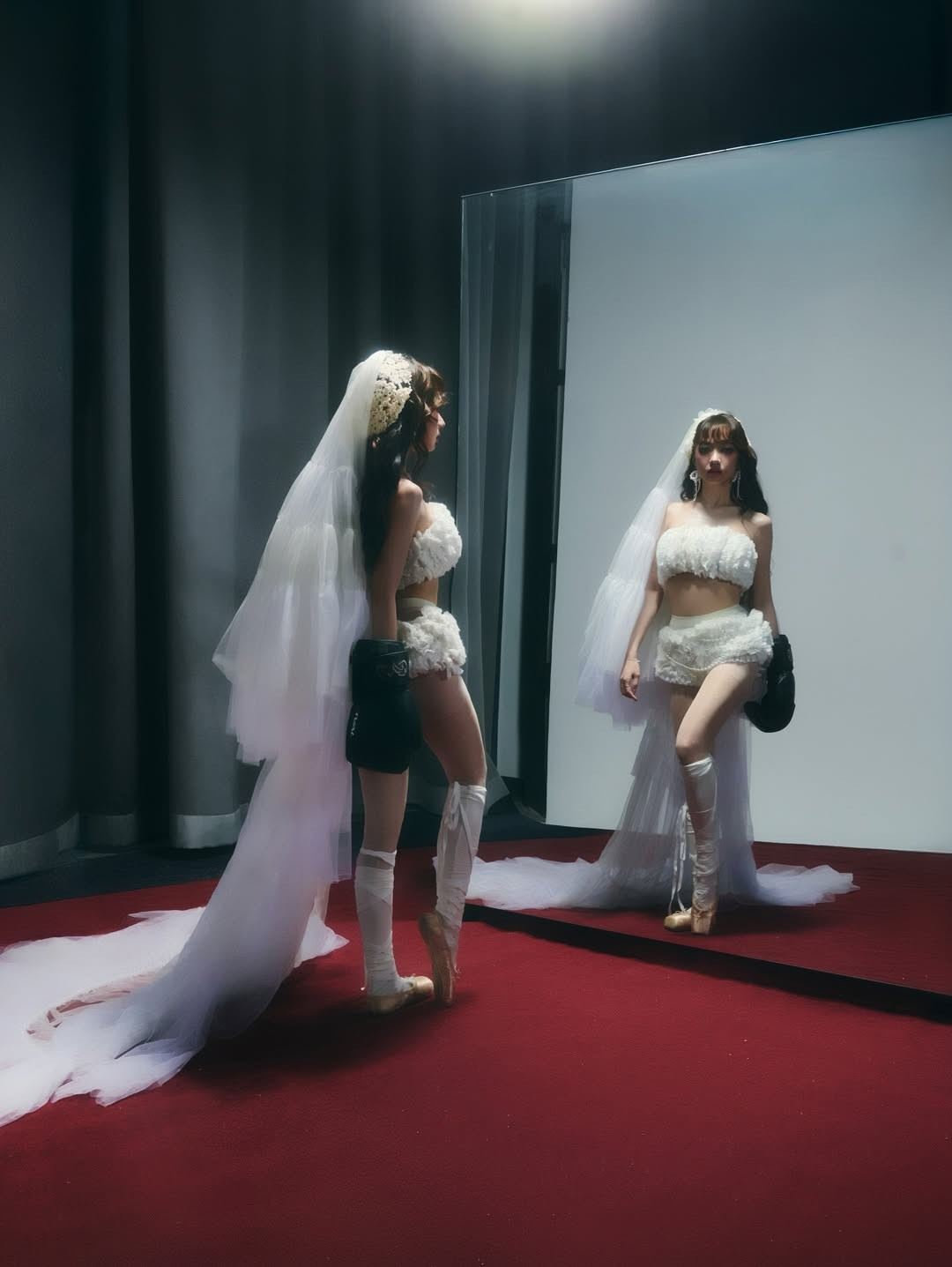 Ít ngày trước, Xuân Nghi đã nhận lời cầu hôn từ bạn trai sau 4 năm hẹn hò. Bộ ảnh từng chụp cho vui nay bỗng trở thành một “điềm báo” dễ thương cho cái kết viên mãn giữa nữ ca sĩ và nửa kia.