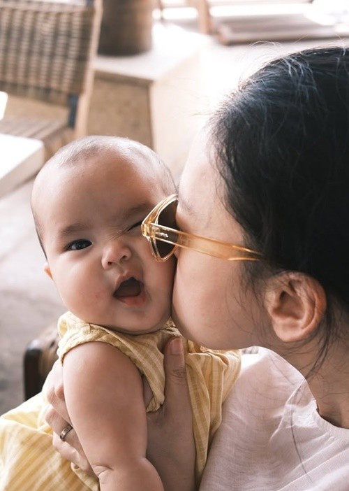 Cô cho biết ba tháng đầu nuôi con trôi qua nhanh hơn tưởng tượng. Những đêm gần như không ngủ, loay hoay để hiểu từng tiếng khóc của con dần nhường chỗ cho những khoảnh khắc nhỏ bé nhưng đủ khiến cô cảm thấy mọi nỗ lực đều xứng đáng. Ảnh: Instagram Ngô Thanh Vân.