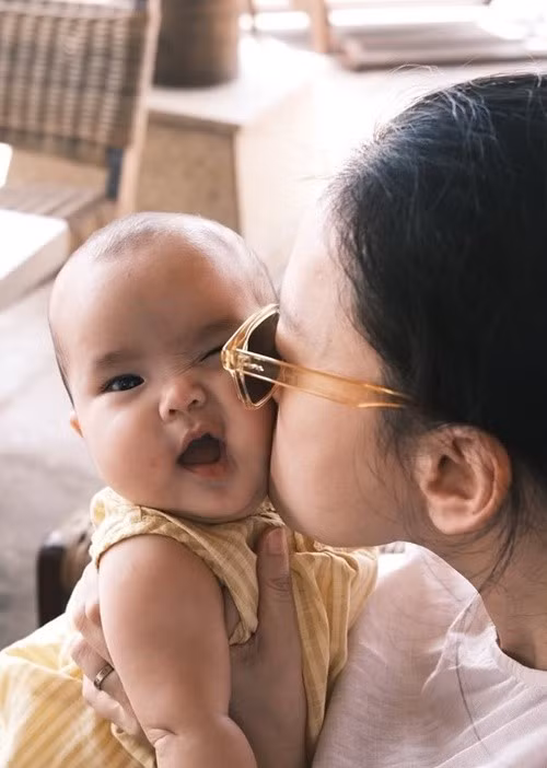 Cô cho biết ba tháng đầu nuôi con trôi qua nhanh hơn tưởng tượng. Những đêm gần như không ngủ, loay hoay để hiểu từng tiếng khóc của con dần nhường chỗ cho những khoảnh khắc nhỏ bé nhưng đủ khiến cô cảm thấy mọi nỗ lực đều xứng đáng. Ảnh: Instagram Ngô Thanh Vân.