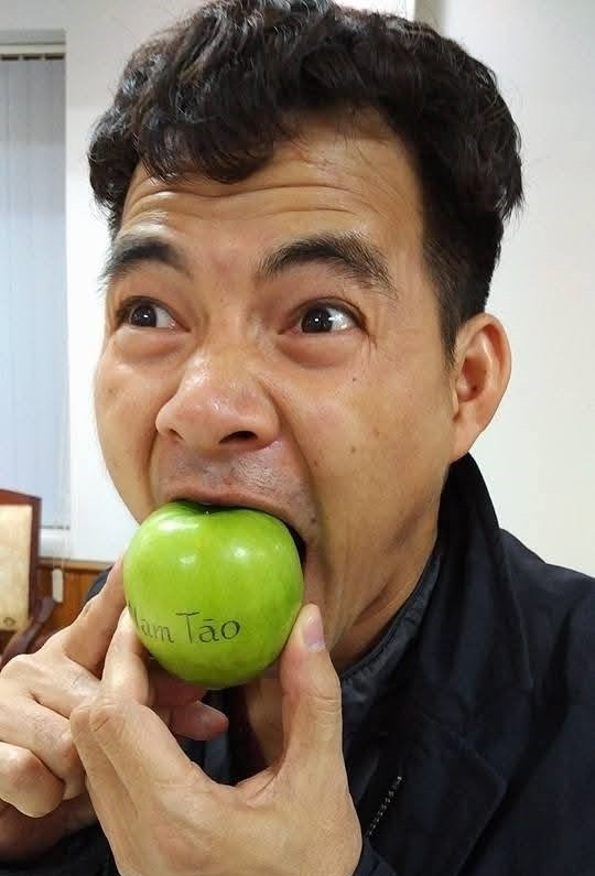 Đăng tải hình ảnh hài hước của bản thân cùng Công Lý, Quốc Khánh, Xuân Bắc viết: "Có vẻ nó chỉ đơn giản với anh Hoàng còn lại với anh em tôi về cơ bản là không hề dễ nuốt". Ảnh: FB Xuân Bắc.