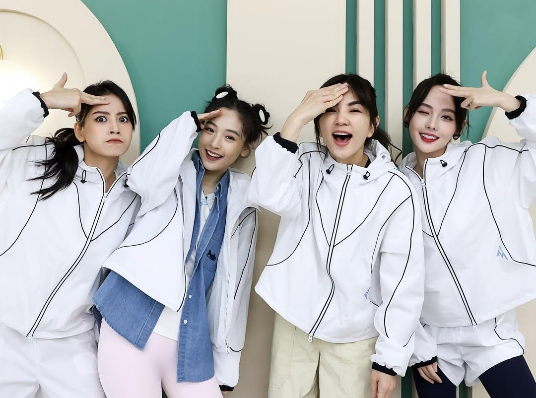 "Em ấy là một cô gái tài năng, xinh đẹp đến từ Việt Nam. Mọi người đã xem sân khấu mở màn cuốn hút của em ấy chưa? Khúc thay váy siêu đẹp, thực sự là đóa hoa hồng đó. Hãy cùng chờ đợi sân khấu kết hợp với Chi Pu của tôi nha, đồng đội mới của tôi! Ai nhảy được nhất định phải nhảy theo chúng tôi đó", Ella hết lời khen ngợi Chi Pu. Ảnh: Instagram Chi Pu.