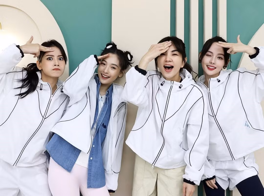 "Em ấy là một cô gái tài năng, xinh đẹp đến từ Việt Nam. Mọi người đã xem sân khấu mở màn cuốn hút của em ấy chưa? Khúc thay váy siêu đẹp, thực sự là đóa hoa hồng đó. Hãy cùng chờ đợi sân khấu kết hợp với Chi Pu của tôi nha, đồng đội mới của tôi! Ai nhảy được nhất định phải nhảy theo chúng tôi đó", Ella hết lời khen ngợi Chi Pu. Ảnh: Instagram Chi Pu.