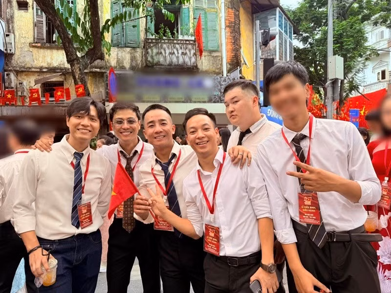 "Nơi tôi sinh ra tự hào biết bao. Hàng triệu trái tim đang hướng về quảng trường Ba Đình thân yêu", diễn viên Đỗ Duy Nam (thứ ba bên trái) viết trên trang cá nhân khi tham gia buổi tổng hợp luyện lần 1. Ảnh: FB Đỗ Duy Nam.