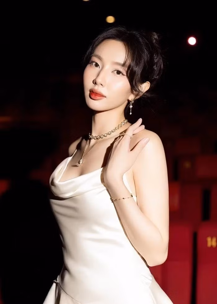 Theo Znews, khi bị bắt, Thùy Tiên cho biết: "Khi em thấy kẹo Kera có nhiều ý tưởng hay ho, em đã nói với mọi người em muốn tham gia điều hành. Thời điểm đó là khoảng giữa tháng 12/2024, sau phiên livestream đầu tiên. Khi là người nổi tiếng, trách nhiệm của mình rất lớn. Mọi người sẽ vì mình mà mua sản phẩm rất nhiều". Ảnh: Saostar.