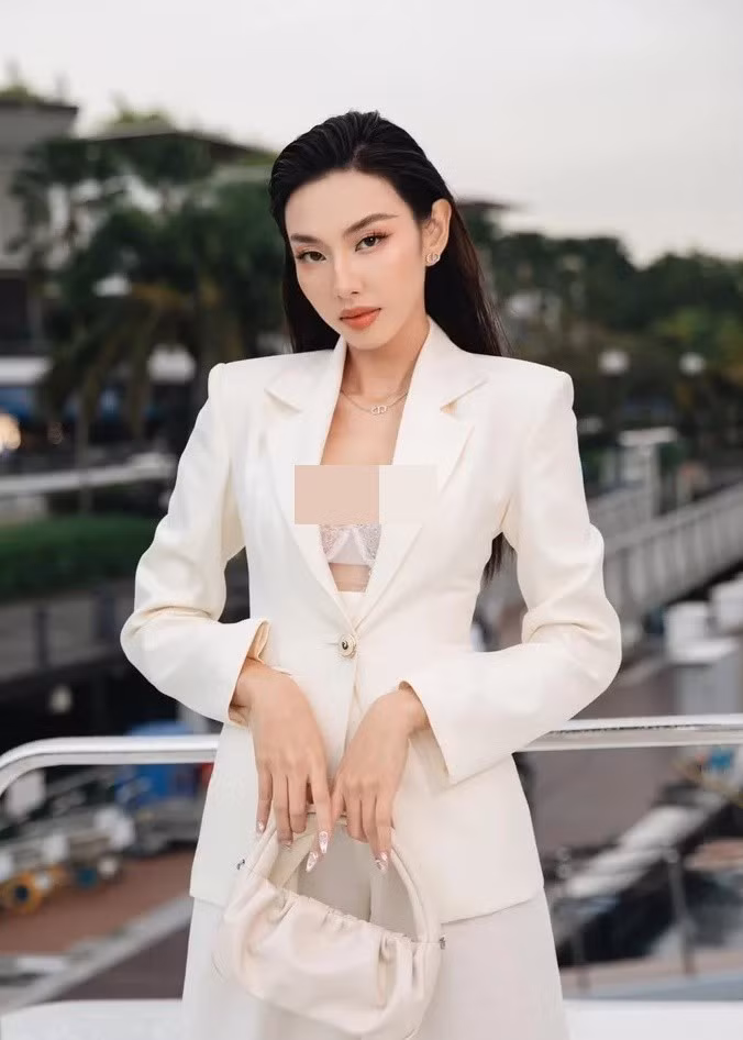 Theo Vietnamnet, thực phẩm bổ sung kẹo rau củ Kera là sản phẩm của Nguyễn Thúc Thùy Tiên và các cổ đông Công ty Chị Em Rọt hợp tác làm ăn chung. Trong đó, Thùy Tiên được hưởng lợi nhuận theo thỏa thuận góp vốn, tương đương 30%, các cổ đông còn lại góp 70% cổ phần. Ảnh: Saostar.