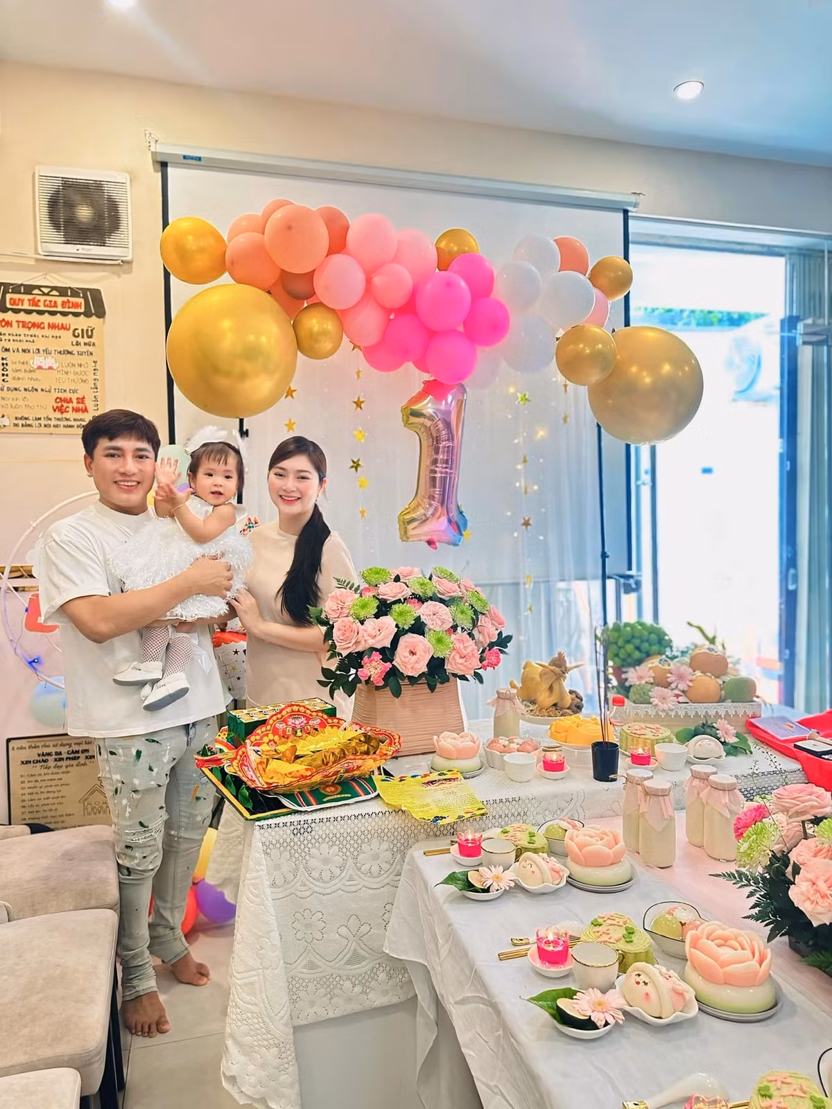 Chồng Thanh Trúc là ca sĩ Châu Khải Phong. Năm 2023, cặp đôi bí mật kết hôn. Cách đây không lâu, Châu Khải Phong và Thanh Trúc mới công khai là vợ chồng. Ảnh: FB Thanh Trúc.