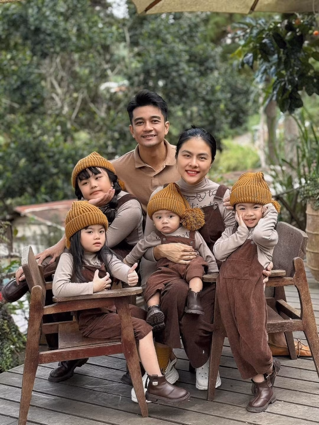 "Mấy hôm nay mẹ đi quay, chị hai cứ hỏi mẹ là mẹ ơi, sắp tới mẹ có được nghỉ quay ngày nào không mẹ, mẹ dẫn tụi con đi chơi đi mẹ. Vì vậy, nghỉ được 1 ngày là phải bù cho các em yêu của mẹ thôi", Vân Trang tâm sự.