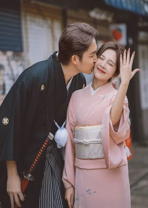 "Tôi với anh Tú từng hợp tác trong một phim và từ đó 2 anh em thân thiết. Cũng có rất nhiều tin đồn nhưng hiện tại tôi và anh Tú chỉ là bạn", Ngọc Huyền nói. Ảnh: FB Đình Tú.