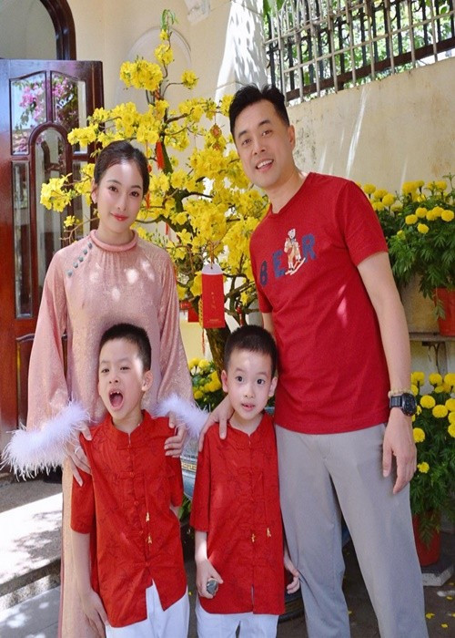 Theo chia sẻ của Ngọc Duyên, vợ chồng cô phân chia các khoản chi khá rõ ràng: Dương Khắc Linh đảm nhận phần lớn chi phí sinh hoạt, trong khi cô lo việc học tập của các con, đồng thời cùng chồng xử lý những khoản chi quan trọng khác. Ảnh: FB Ngọc Duyên.