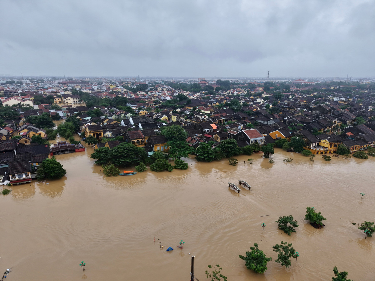 Trong khi đó, phố cổ Hội An nằm ở hạ lưu sông Thu Bồn vẫn ngập nặng. Tuyến đường huyết mạch của địa danh như Trần Phú, Nguyễn Thái Học, Bạch Đằng, đường Nguyễn Phúc Chu... nước ngập 0,5-1 m. Hình ảnh ghi nhận cảnh ngập từ trên cao lúc 6h30 sáng 29/10. Ảnh: Hải - Trải Nghiệm.