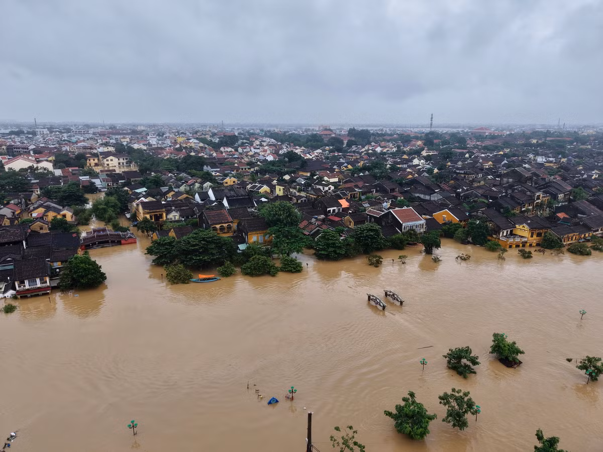 Trong khi đó, phố cổ Hội An nằm ở hạ lưu sông Thu Bồn vẫn ngập nặng. Tuyến đường huyết mạch của địa danh như Trần Phú, Nguyễn Thái Học, Bạch Đằng, đường Nguyễn Phúc Chu... nước ngập 0,5-1 m. Hình ảnh ghi nhận cảnh ngập từ trên cao lúc 6h30 sáng 29/10. Ảnh: Hải - Trải Nghiệm.