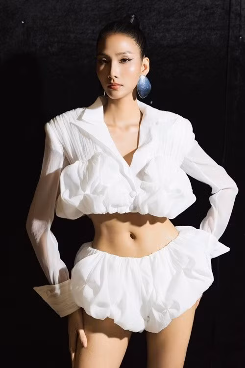 Năm 2019, Hoàng Thùy gặp lại bạn trai cũ. Nàng hậu tiết lộ trong hơn 1 năm sau khi chia tay, cô đau khổ đến "chết đi sống lại". Tuy nhiên, lúc gặp người yêu cũ, cô dường như lại không có cảm xúc nào. Đến nay, Hoàng Thùy kín tiếng về chuyện tình cảm. Ảnh: FB Hoàng Thùy.