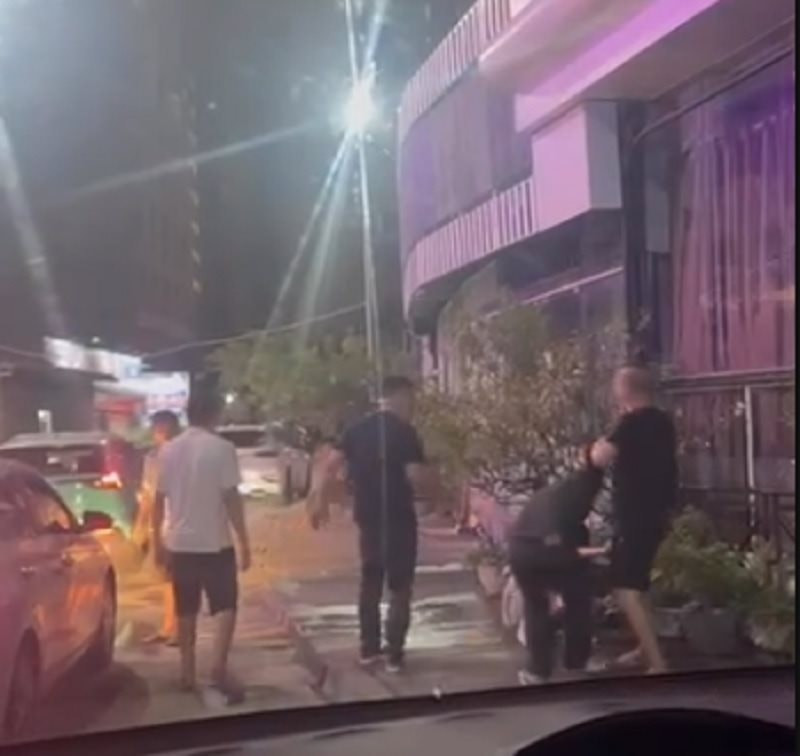 Nhóm đàn ông hành hung 3 cô gái trước cửa quán karaoke tại Quảng Ninh. Ảnh: cắt từ clip