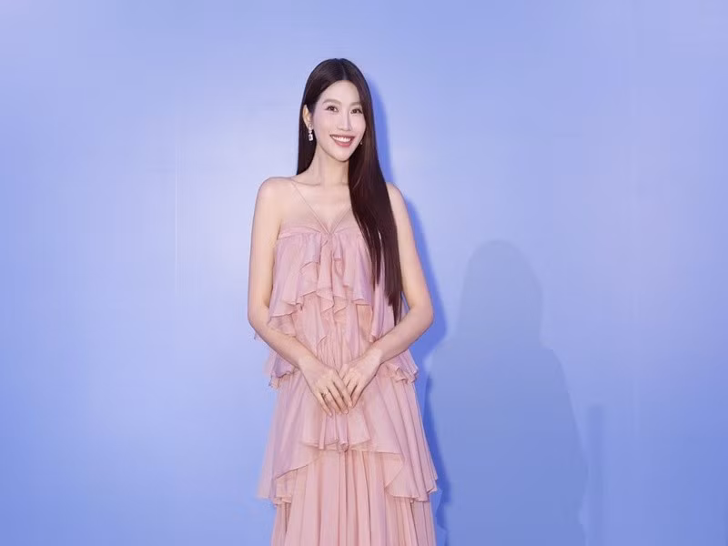 Chân dài sinh năm 1994 được nhiều người khen ngợi đẹp mặn mà hơn sau khi mang thai.