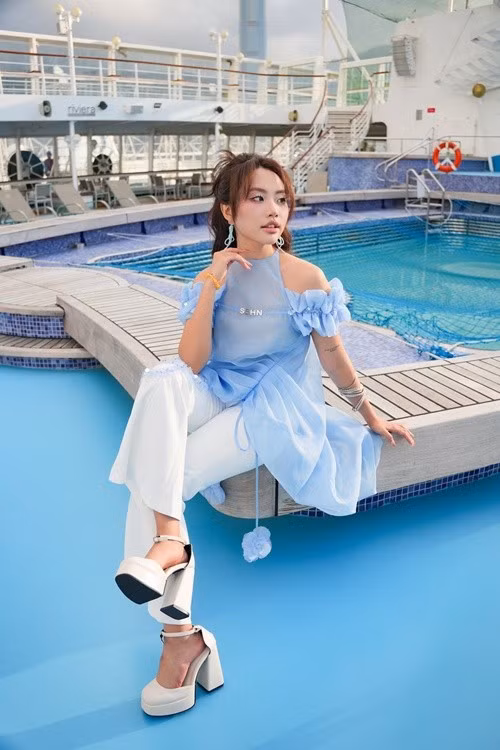 Theo Hoa Học Trò, Phương Mỹ Chi ban đầu không biết liệu có tham gia Sing!Asia 2025 hay không vì cùng thời điểm đó, cô góp mặt trong chương trình Em xinh say hi. Sau đó, cô quyết định bước ra khỏi vùng an toàn để tham gia cả hai chương trình. Ảnh: FB Phương Mỹ Chi.