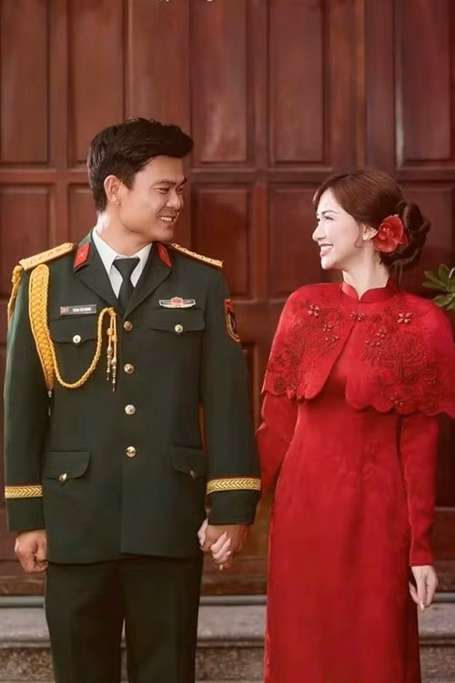 Hòa Minzy cũng chia sẻ rằng cô không có ý định đăng tải quá nhiều chuyện cá nhân lên mạng xã hội. “Em tự nghĩ phải hạn chế mọi thứ lại để anh ấy tập trung công tác”, cô bày tỏ. Thỉnh thoảng, cả hai mới chia sẻ vài khoảnh khắc đời thường để mang lại niềm vui cho khán giả. Ảnh: Vietnamnet.