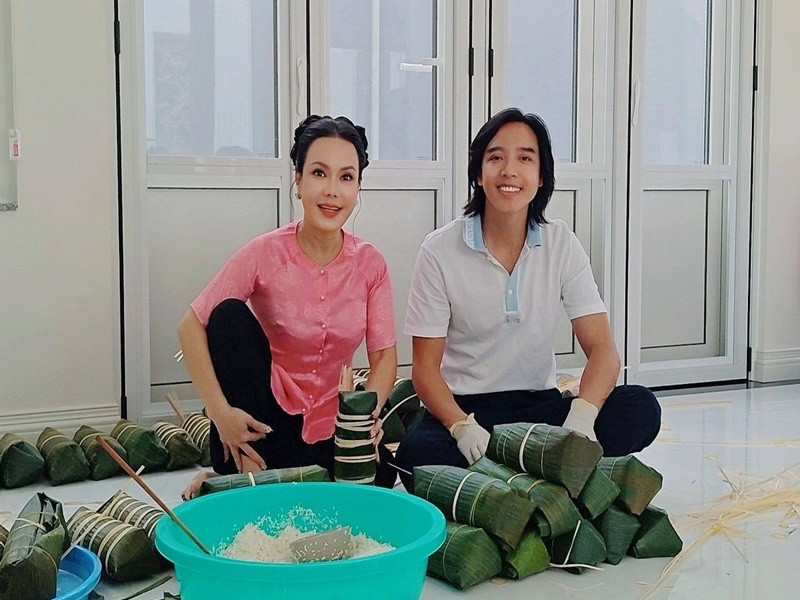 Trên trang cá nhân, nghệ sĩ Việt Hương đăng tải hình ảnh hai vợ chồng ngồi gói bánh. Cô viết: “Chúc mừng sinh nhật anh ấy. Sinh nhật mà gói bánh tét là ngon lành! Lần đầu gói bánh nên chưa đẹp lắm, lát vớt bánh ra coi sao nhé cả nhà”. Ảnh: FB Việt Hương.