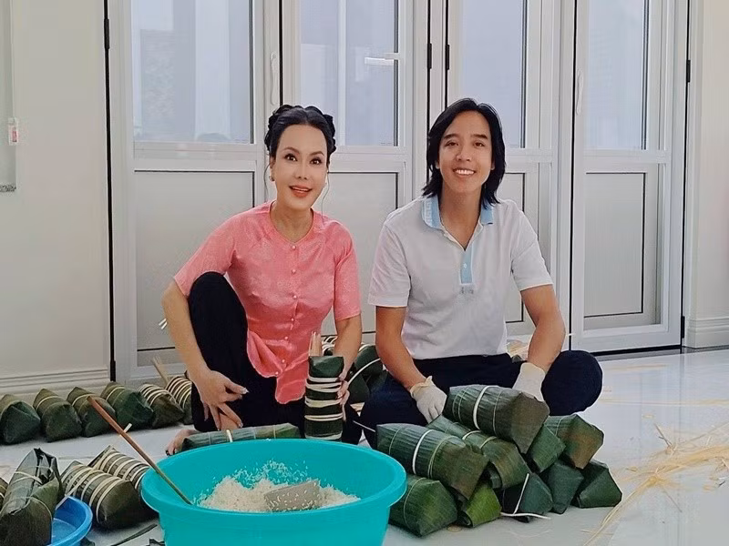 Trên trang cá nhân, nghệ sĩ Việt Hương đăng tải hình ảnh hai vợ chồng ngồi gói bánh. Cô viết: “Chúc mừng sinh nhật anh ấy. Sinh nhật mà gói bánh tét là ngon lành! Lần đầu gói bánh nên chưa đẹp lắm, lát vớt bánh ra coi sao nhé cả nhà”. Ảnh: FB Việt Hương.