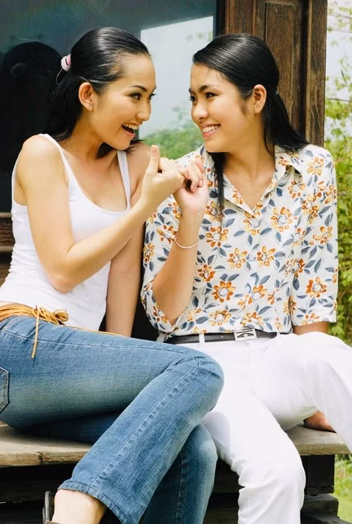 Trong Hương phù sa lên sóng năm 2006, Kim Hiền (trái) đóng vai Út Ráng - em gái của Út Nhỏ (do Tăng Thanh Hà đóng). Sau bộ phim, Kim Hiền và Tăng Thanh Hà giữ mối quan hệ thân thiết. Ảnh: FB Nguyễn Phương Điền.