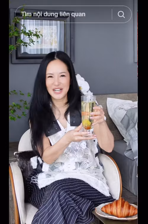 Hồng Nhung quay một số clip đọc thư khán giả trong căn hộ. Ảnh: FB Hồng Nhung.