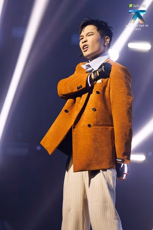 Phúc Du thoải mái chia sẻ về công việc nhưng hiếm khi trải lòng về chuyện tình cảm. Ảnh: FB Phúc Du.