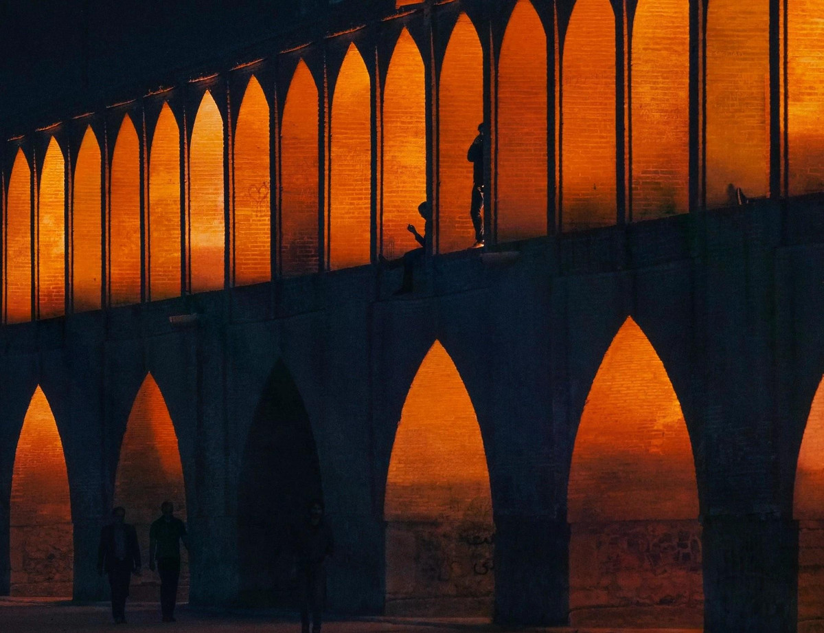 Đối với người dân Isfahan, cầu Si-o-se Pol bắc qua sông Zayandeh luôn nằm trong tâm tưởng, thể hiện sự thịnh vượng và sức mạnh văn hóa. Đi ngược với lẽ thường, cầu đóng móng ở chỗ lớn nhất của dòng sông với độ dài gần 300 m, hoàn thành khoảng năm 1603. Kết cấu theo dạng trụ vòm nối tiếp, bằng chất liệu đá có 33 nhịp vòm. Lối đi bộ phía trên cho phép ngắm nhìn toàn cảnh sông, tầng dưới là không gian sinh hoạt chung. Buổi tối, cầu thắp đèn sáng rực dưới những đường cắt nhọn.