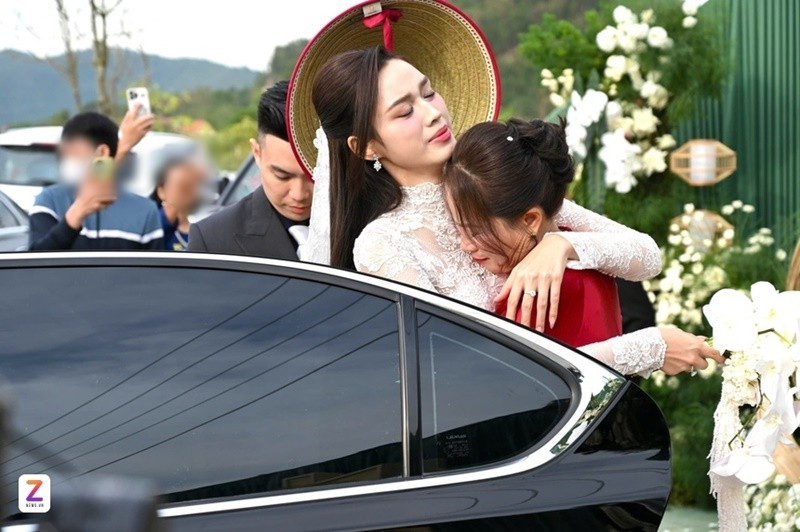 Nàng hậu bật khóc và ôm chầm mẹ ruột trước khi lên xe hoa. Ảnh: Znews.