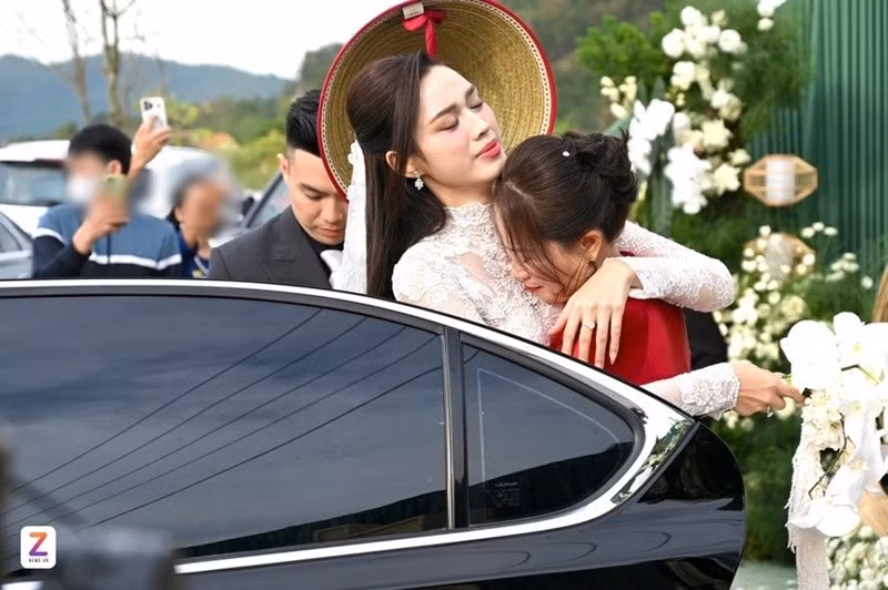 Nàng hậu bật khóc và ôm chầm mẹ ruột trước khi lên xe hoa. Ảnh: Znews.