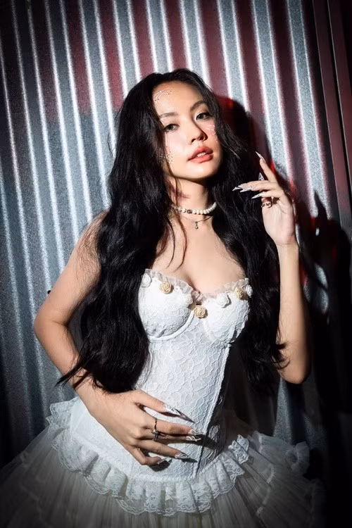 Nữ người mẫu chia sẻ trên Znews, cô có gương mặt sắc sảo nên gặp nhiều khó khăn khi lột tả một nhân vật hiền dịu, nết na. Ảnh: FB Rima Thanh Vy.