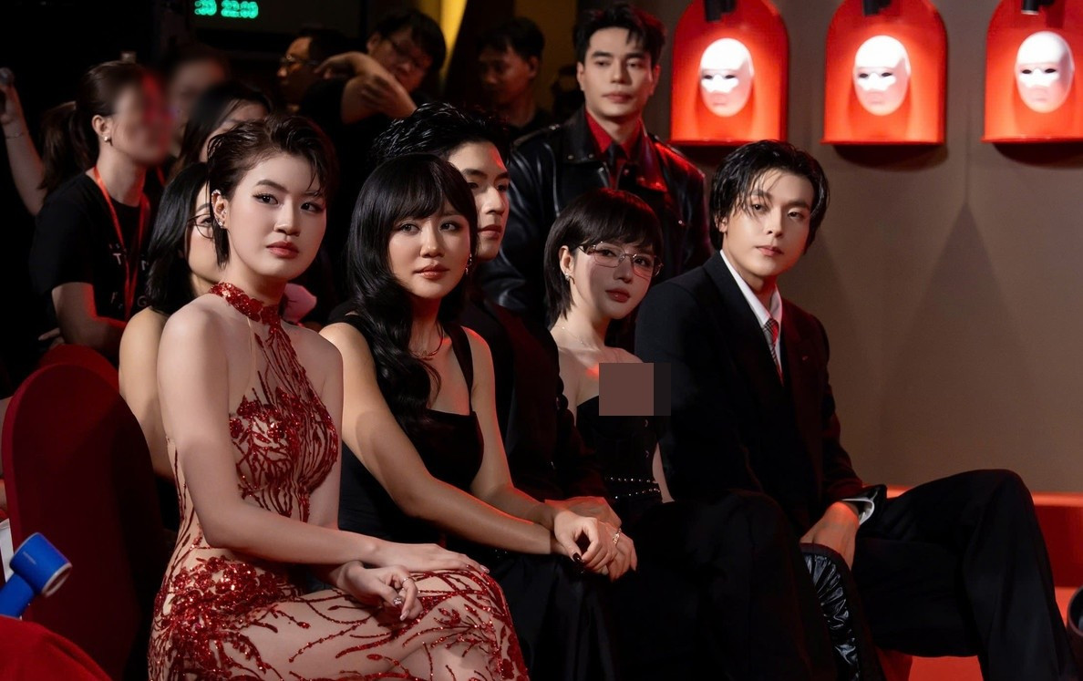 Rapper Pháo (ngoài cùng bên trái), ca sĩ Văn Mai Hương (thứ hai bên trái) và ca sĩ LyLy (thứ ba bên trái) xuất hiện trong buổi ra mắt phim Thỏ ơi của Trấn Thành. Ảnh: Tiền Phong.