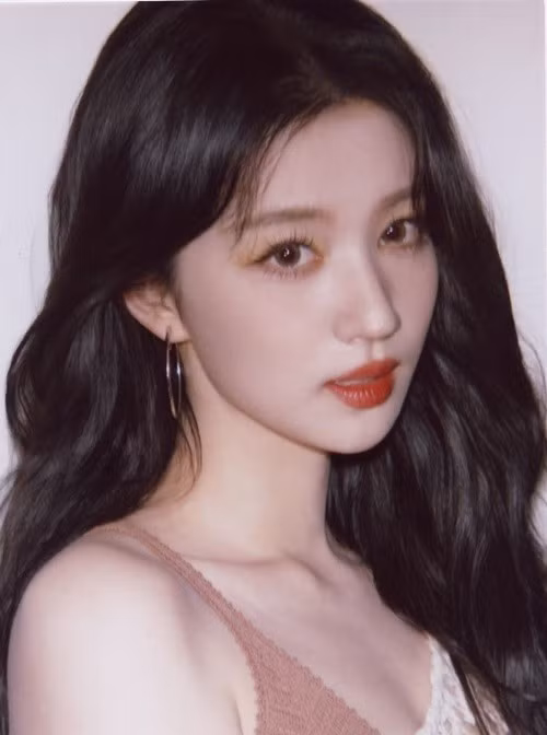 Theo Harper’s Bazaar Việt Nam, Vương Sở Nhiên tốt nghiệp Học viện Hý kịch Thượng Hải. Ảnh: Weibo Vương Sở Nhiên.