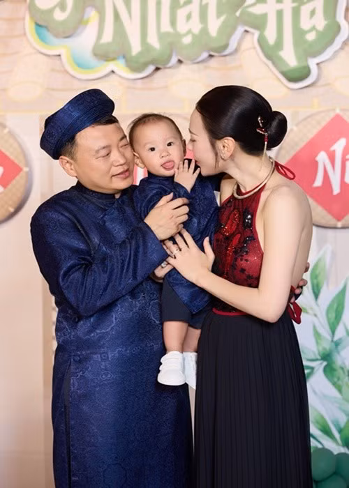 Phương Oanh chọn lựa kỹ càng từng chiếc áo dài, món ăn đậm đà hương vị quê nhà, từng góc nhỏ trang trí.